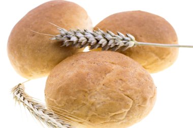 Beyaz arka plan üzerinde izole yuvarlak kepekli ekmek