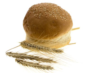 Beyaz arka plan üzerinde izole yuvarlak kepekli ekmek