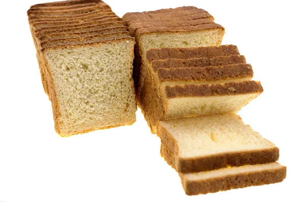 Резка пшеничного хлеба на белом фоне — стоковое фото