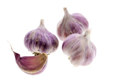  Taze organik sarımsak ve beyaz izole düzenlenen sarımsak karanfil 