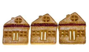 Beyaz bir arka plan üzerinde izole Noel kurabiye evi