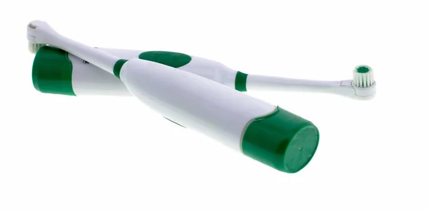 Cepillo de dientes electrónico con cabezales de cepillo de dientes aislados sobre un fondo blanco.u — Foto de Stock