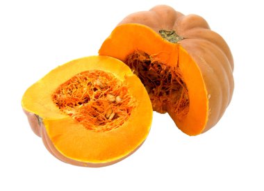 Beyaz arkaplanda taze turuncu balkabağı izole edilmiş.. 