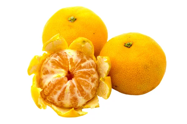 Пять оранжевый мандарин изолированы на белом фоне — стоковое фото
