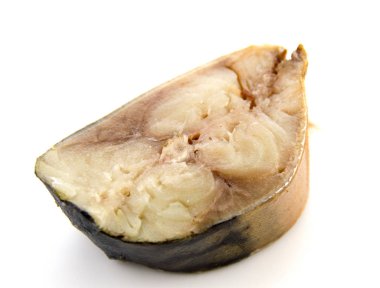 Tütsülenmiş uskumru beyaz arkaplanda izole edildi