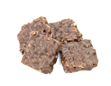 Beyaz arka planda izole çikolatalar.