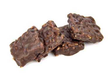 Beyaz arka planda izole çikolatalar.