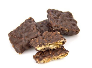 Beyaz arka planda izole çikolatalar.