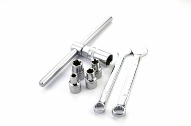 Beyaz bir arka plan üzerinde izole el aletleri