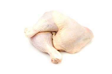 çiğ tavuk drumsticks üzerinde beyaz izole.