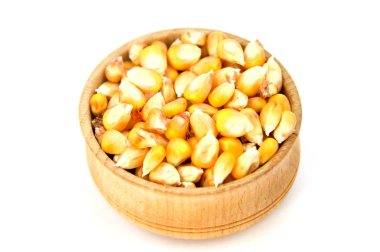 Beyaz arkaplanda izole mısır çekirdekleri. 