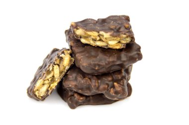 Beyaz arka planda izole çikolatalar.