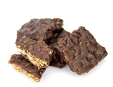 Beyaz arka planda izole çikolatalar.