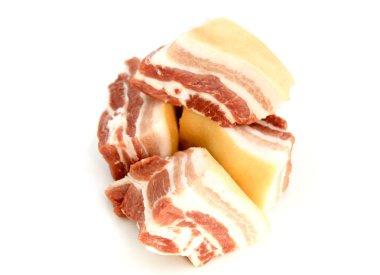 Beyaz bir arka plan üzerinde izole domuz pastırmalı. domuz eti