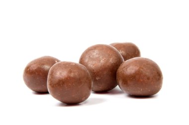 Beyaz arka planda izole çikolatalar.