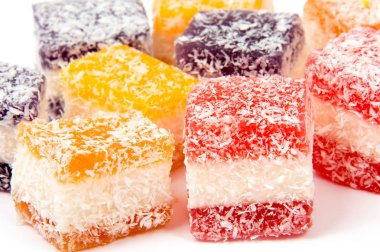 Beyaz zemin üzerine jöle şekerler. Beyaz bir arka plan üzerinde sakızlı şeker. 