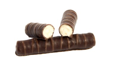 Beyaz arkaplanda izole edilmiş çikolata çubukları