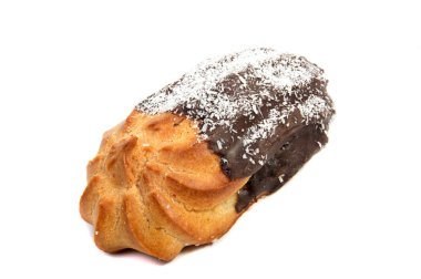 çikolata eklerleri pasta beyaz bir arka plan üzerinde