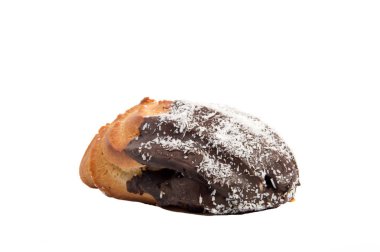 çikolata eklerleri pasta beyaz bir arka plan üzerinde