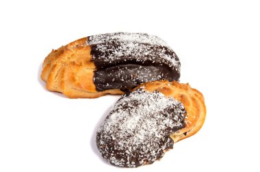 çikolata eklerleri pasta beyaz bir arka plan üzerinde