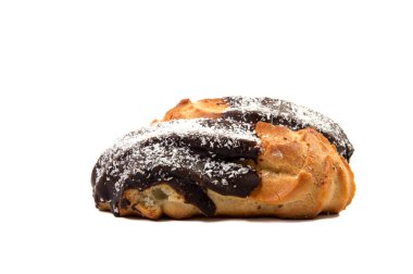 çikolata eklerleri pasta beyaz bir arka plan üzerinde