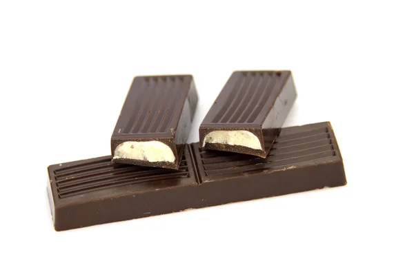Темный шоколад с молочной начинкой на белом фоне — стоковое фото