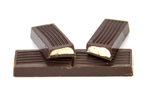 Темный шоколад с молочной начинкой на белом фоне — стоковое фото