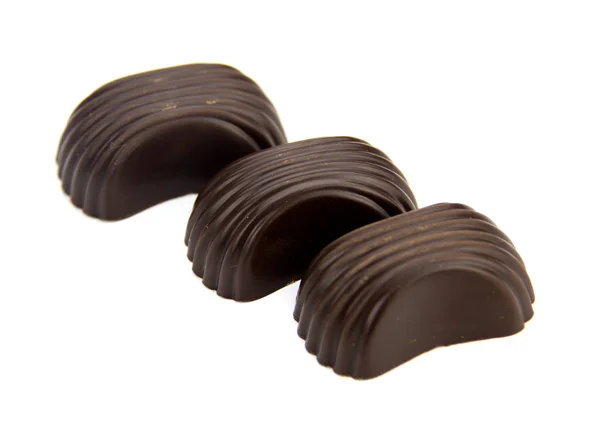 Suklaa karkkeja eristetty valkoisella pohjalla. — kuvapankkivalokuva