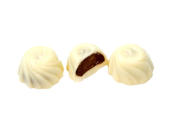 Bílé čokoládové bonbóny izolovaných bílém pozadí — Stock fotografie