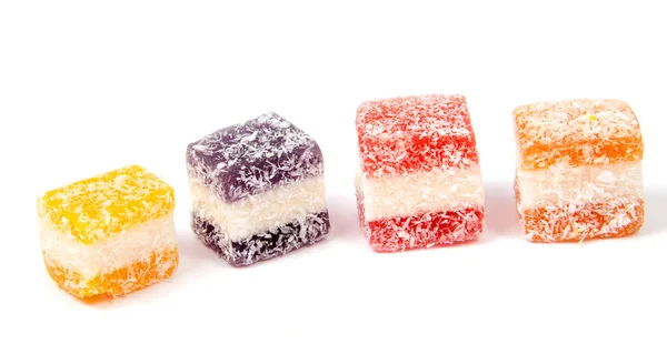 Caramelos de gelatina sobre fondo blanco. Dulces de goma sobre un fondo blanco . — Foto de Stock