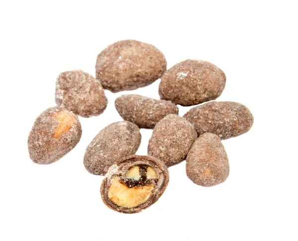 Haufen zuckerbeschichteter Erdnüsse isoliert über dem weißen Hintergrund — Stockfoto