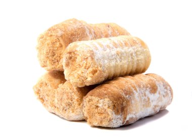 beyaz zemin üzerine krema ile rulo.