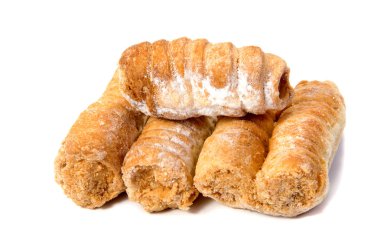 beyaz zemin üzerine krema ile rulo.