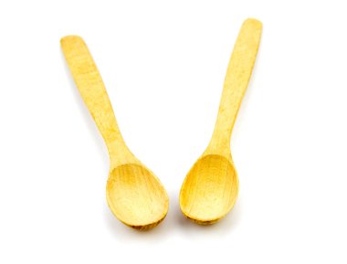 Beyaz arkaplanda izole edilmiş ahşap mutfak aletleri.