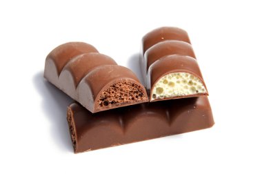 Beyaz arka planda izole çikolatalar