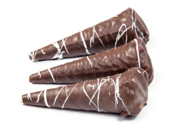 Beyaz arka planda izole çikolatalar