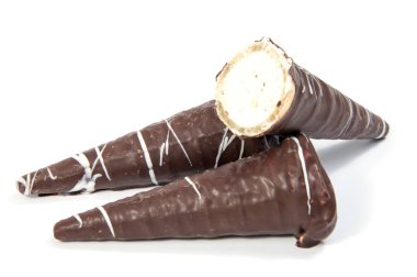 Beyaz arka planda izole çikolatalar