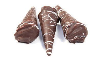 Beyaz arka planda izole çikolatalar