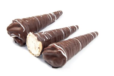 Beyaz arka planda izole çikolatalar