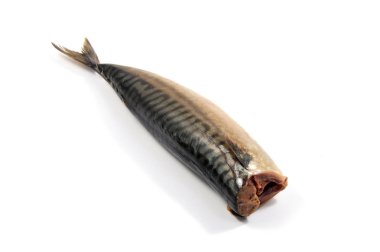 Tütsülenmiş uskumru beyaz arkaplanda izole edildi