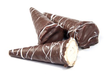 Beyaz arkaplanda izole edilmiş çikolata çubukları