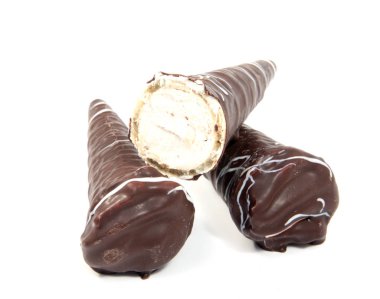 Beyaz arkaplanda izole edilmiş çikolata çubukları