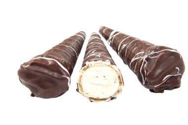 Beyaz arkaplanda izole edilmiş çikolata çubukları