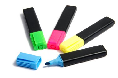 Beyaz arka plan üzerinde izole vurgulayıcı pen marker