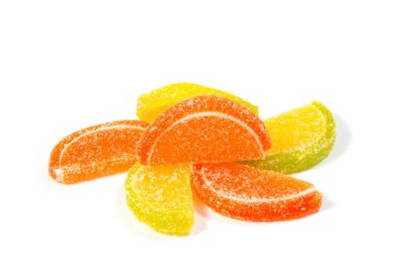 Beyaz zemin üzerine jöle şekerler. Beyaz bir arka plan üzerinde sakızlı şeker. 