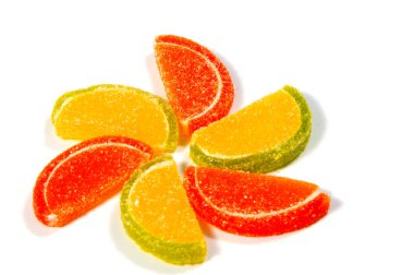 Beyaz zemin üzerine jöle şekerler. Beyaz bir arka plan üzerinde sakızlı şeker. 