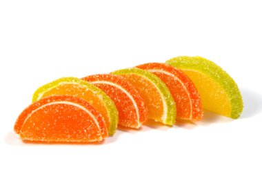 Beyaz zemin üzerine jöle şekerler. Beyaz bir arka plan üzerinde sakızlı şeker. 