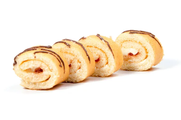 Biscuit Swiss roll geïsoleerd op witte achtergrond — Stockfoto