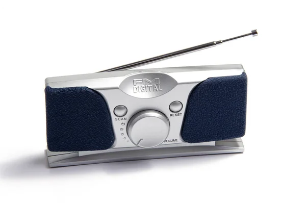 Moderne blauwe radio geïsoleerd op witte achtergrond — Stockfoto