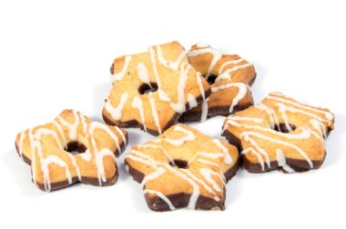 Beyaz arkaplanda küçük bisküviler